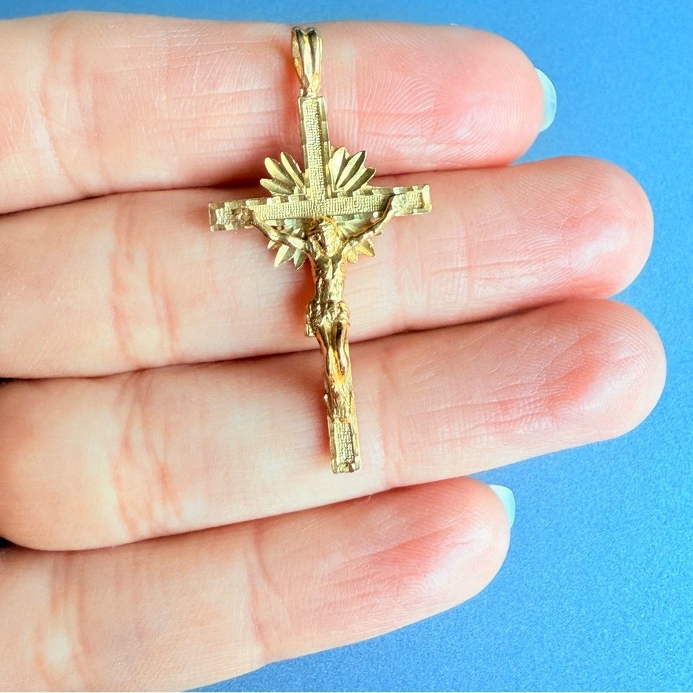 14k Gold Diamond Cut Etched Crucifix Cross Pendant for Necklace OROAMERI… - Picture 5 of 6